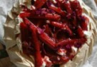 Tort bezowy rabarbarowo-różany