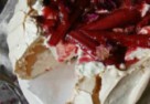 Tort bezowy rabarbarowo-różany