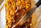 Mazurek czekoladowo-pigwowy na spodzie z chleba razowego 